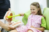 dziewczynka na fotelu dentystycznym