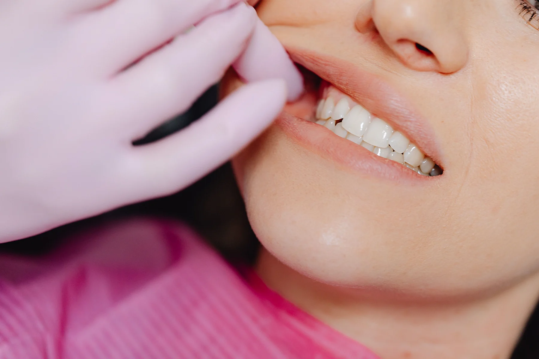 https://www.dentsm.pl/wp-content/uploads/2026/07/usuwanie-torbieli-kosci_1800x1200-sm.webp